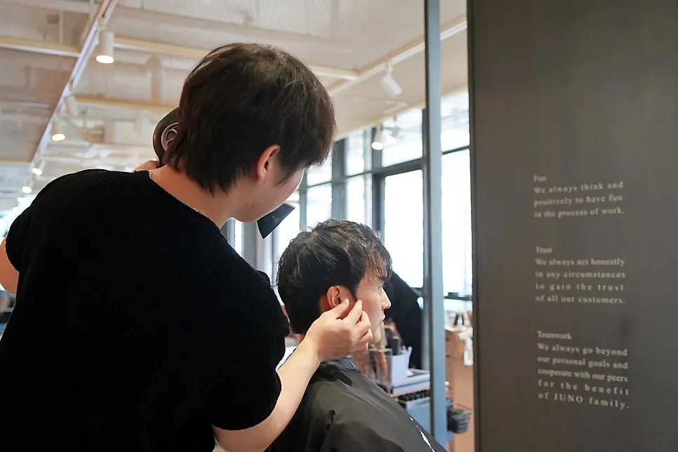 커트와 다듬기 후 단정해진 머리