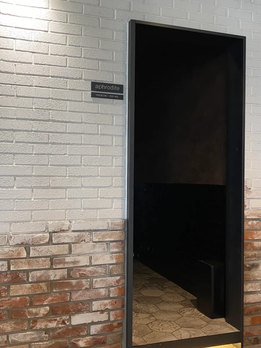 샴푸실에서 샴푸 받는 모습
