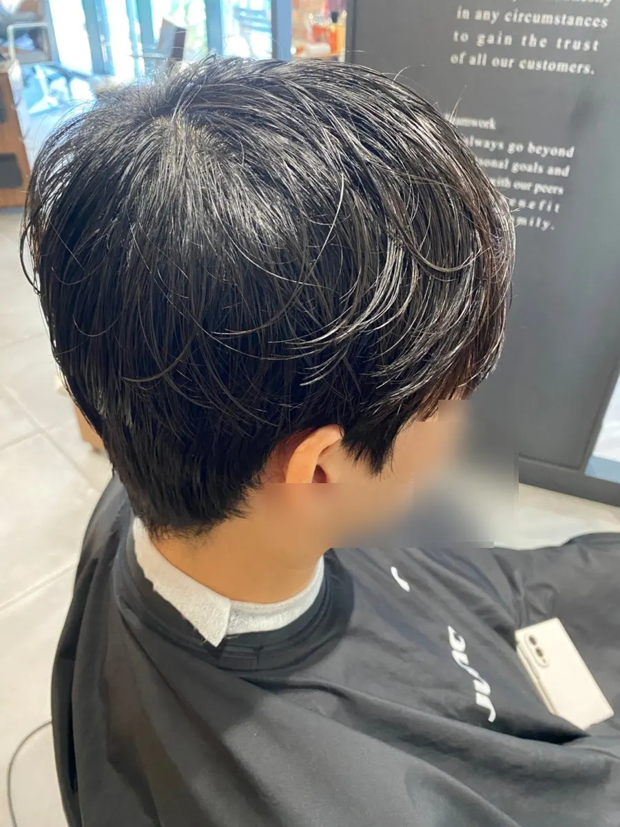 1차 커트를 진행하는 시술 장면