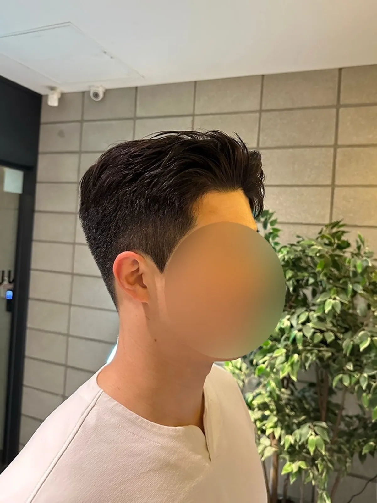 커트와 다운펌으로 단정하게 완성된 남자 헤어스타일