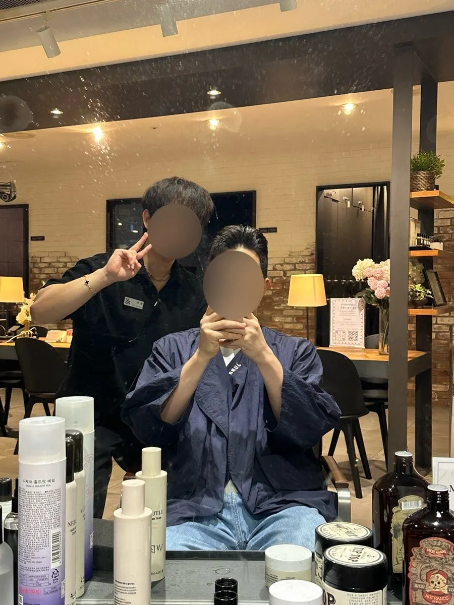 준오헤어 구월동로데오점 시술 의자에 앉아 상담받는 모습