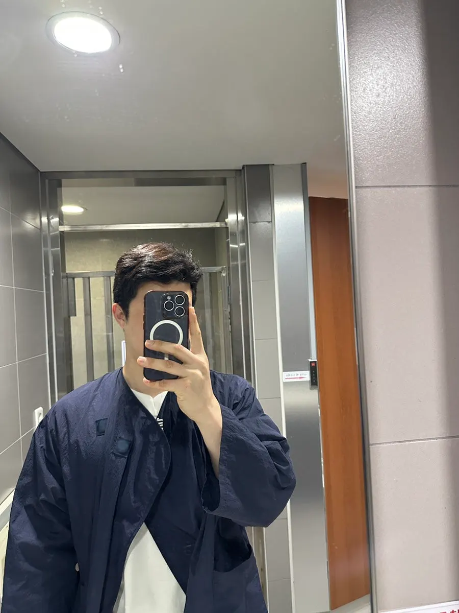 두상과 모발 상태를 확인하는 커트 전 준비 장면