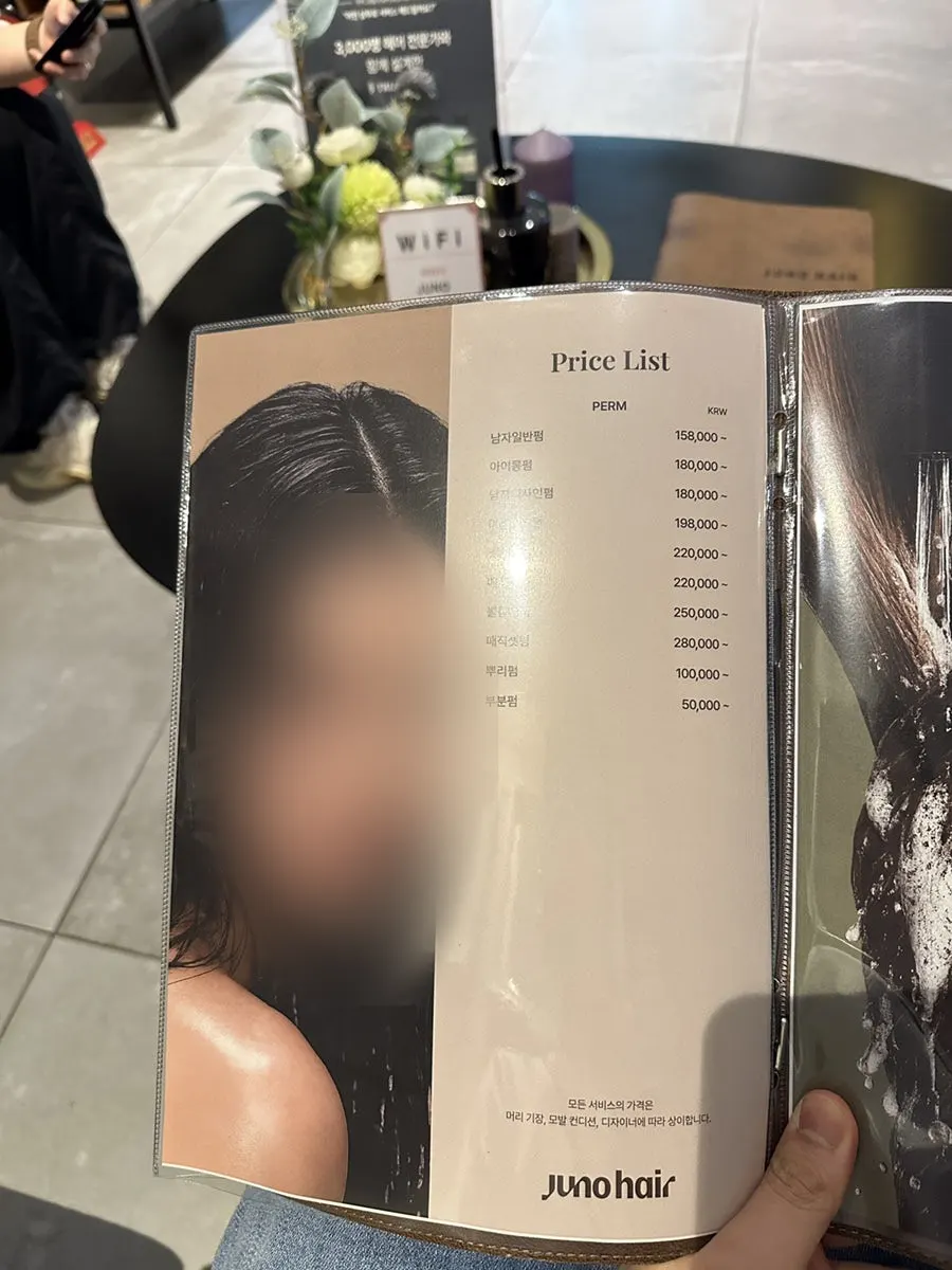 거울 앞에서 확인한 완성 스타일