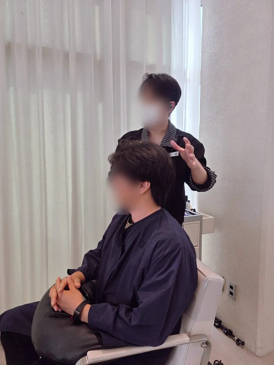 준보 디자이너와 헤어 상담 중인 모습