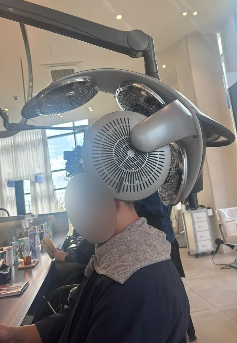 펌 로드를 감은 남자머리 시술 장면