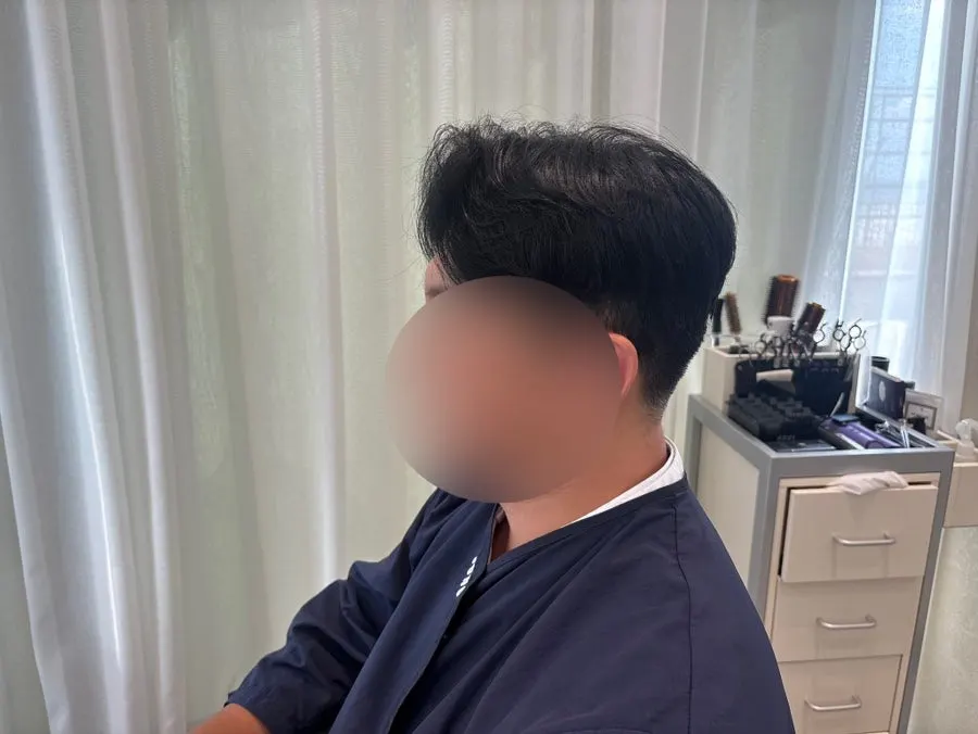 디자이너가 손질법을 설명하는 장면