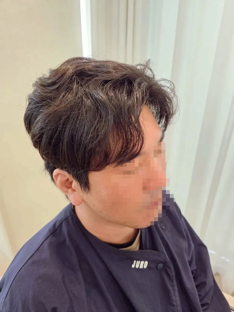 옆머리가 차분해진 완성 헤어스타일 측면