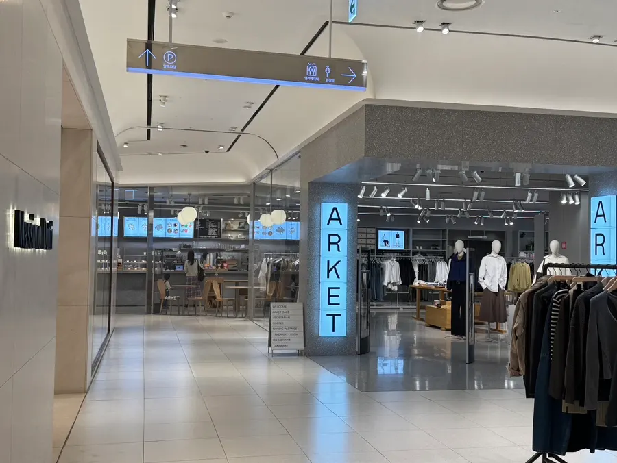 Area around the entrance to Fashion Park at I'Park Mall