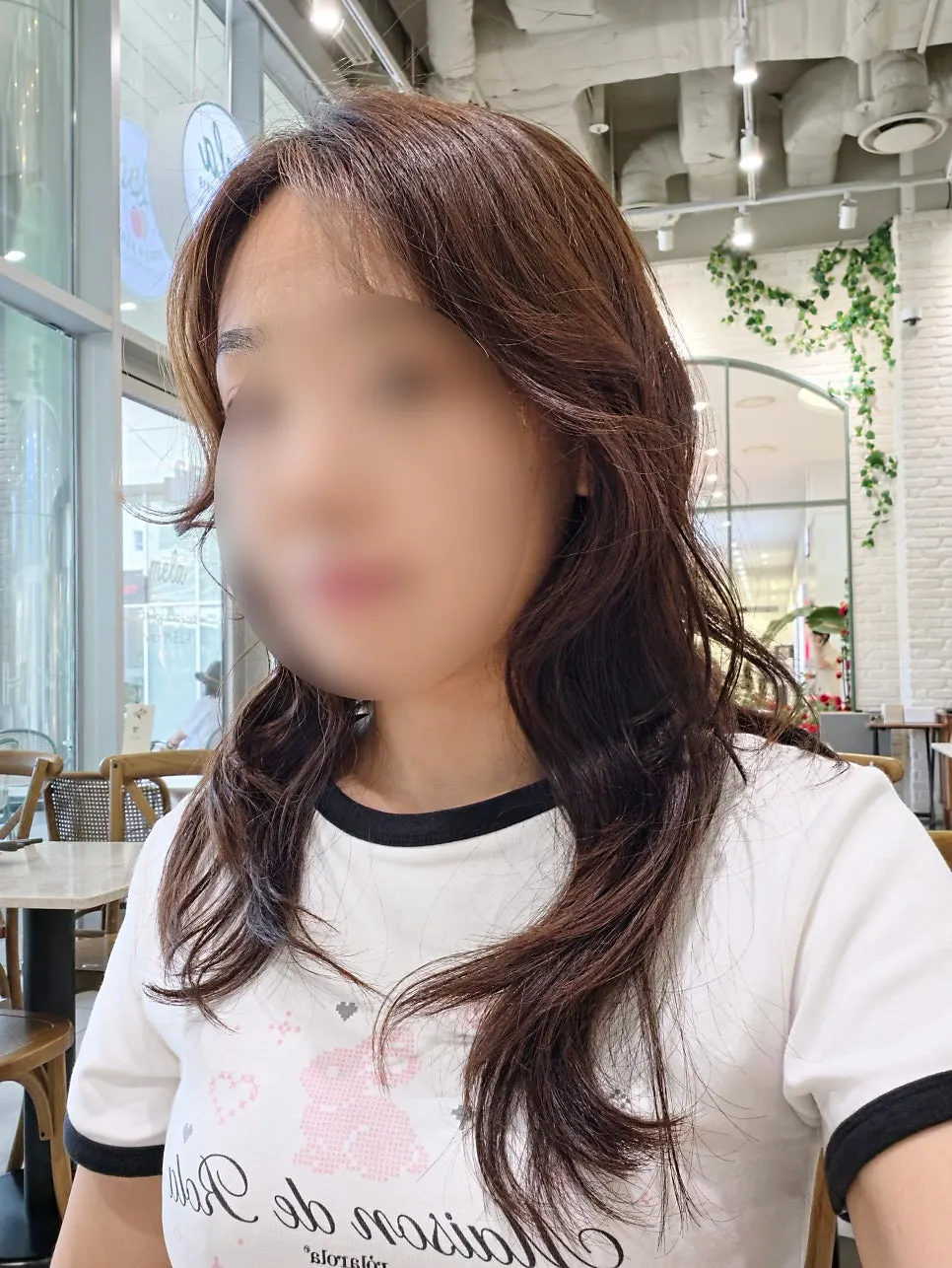 굵은 웨이브가 들어간 긴머리 펌 스타일