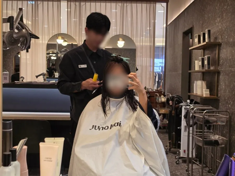 펌 전 커트 진행 중인 모습