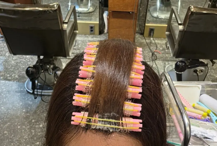 윗머리부터 먼저 마는 볼륨 펌 작업