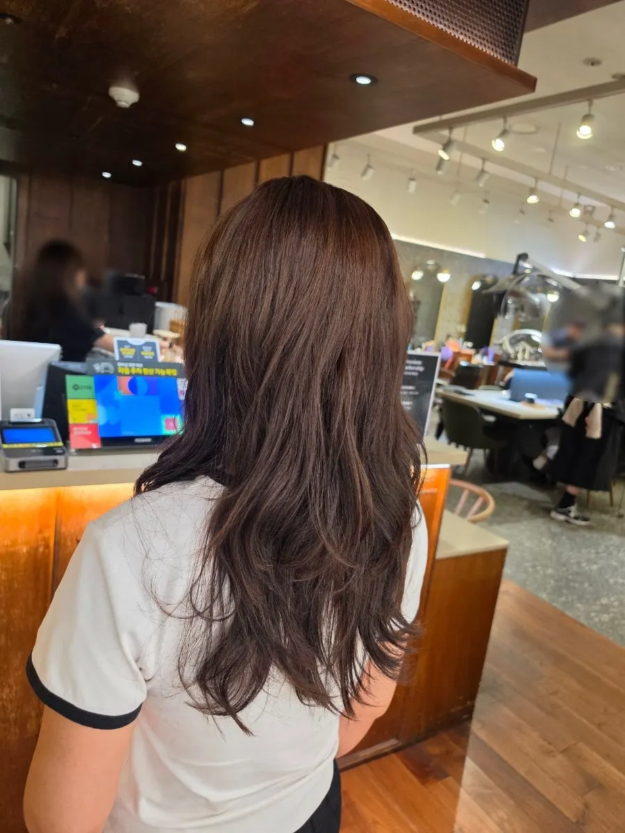 얼굴라인을 감싸는 옆머리 웨이브 완성 사진
