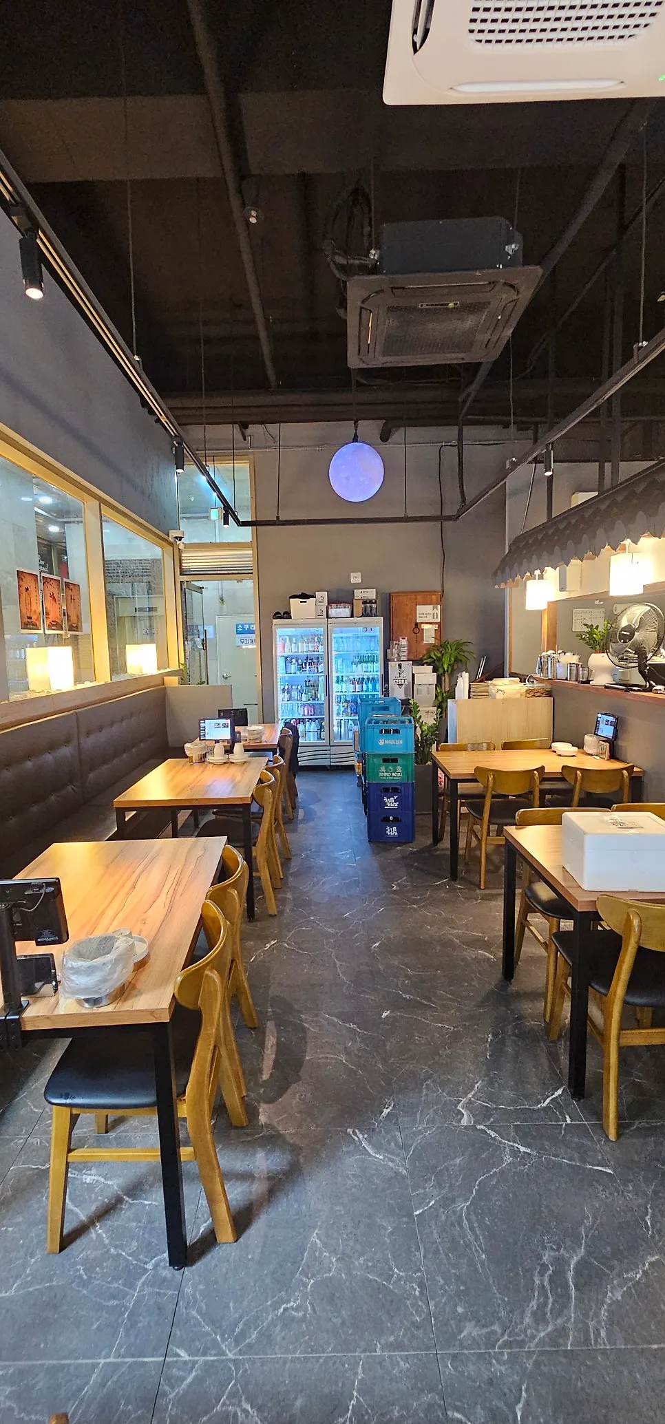 Table seating with tablet ordering at Jusangnakwon