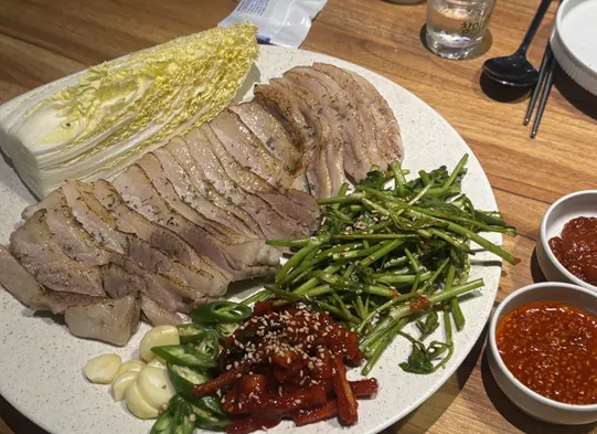 주문한 가브리살 수육보쌈 상차림