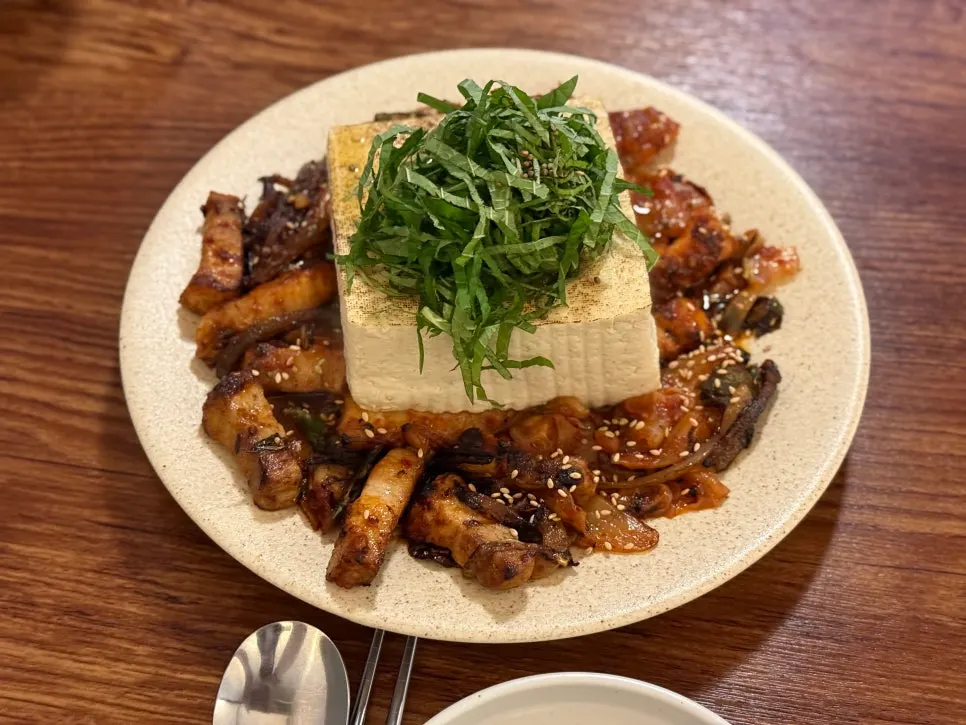 세팅된 테이블과 기본 안주