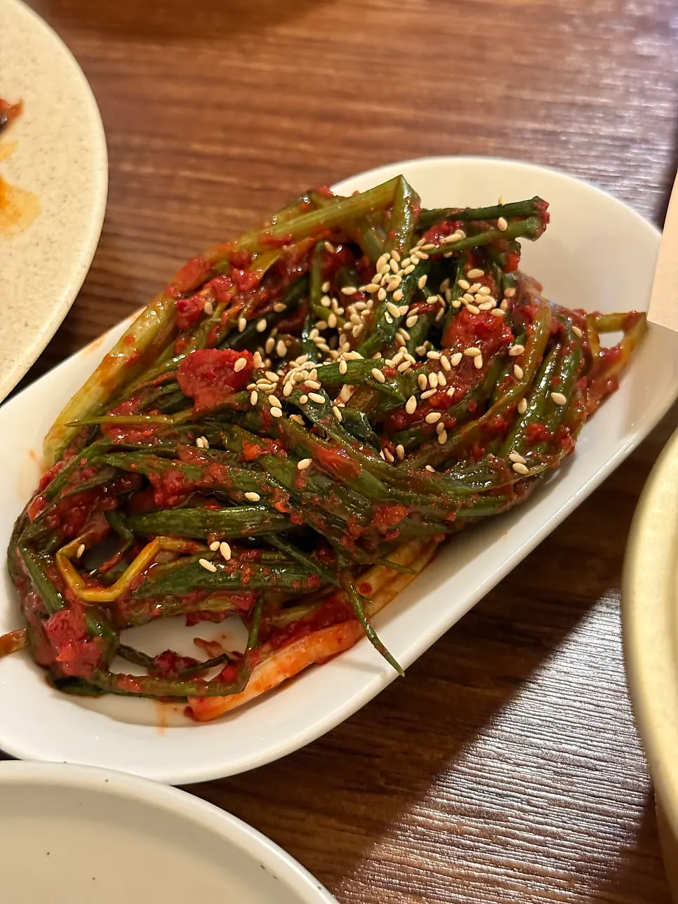 깻잎과 김치를 올려 먹는 두부김치 한입