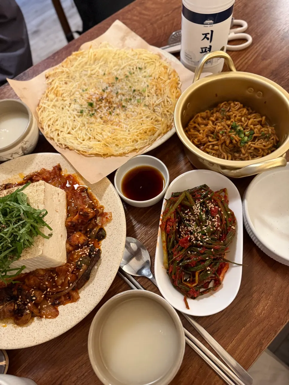 냄비에 담겨 나온 짜파게티와 파김치
