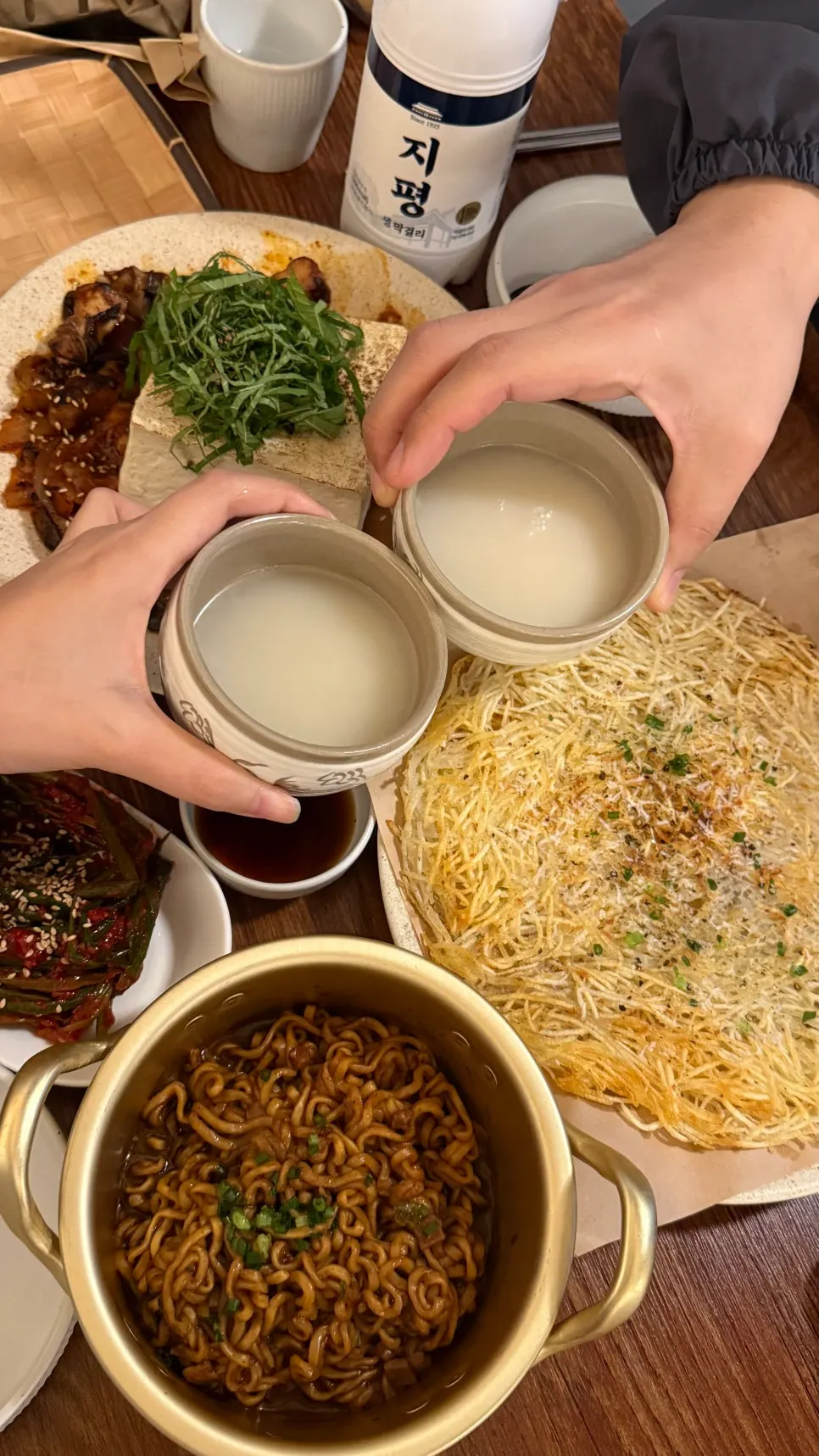 안주 한 상과 막걸리 잔