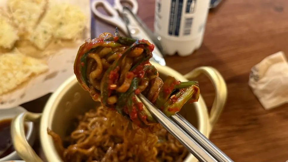 감자전 위에 파김치를 올린 조합