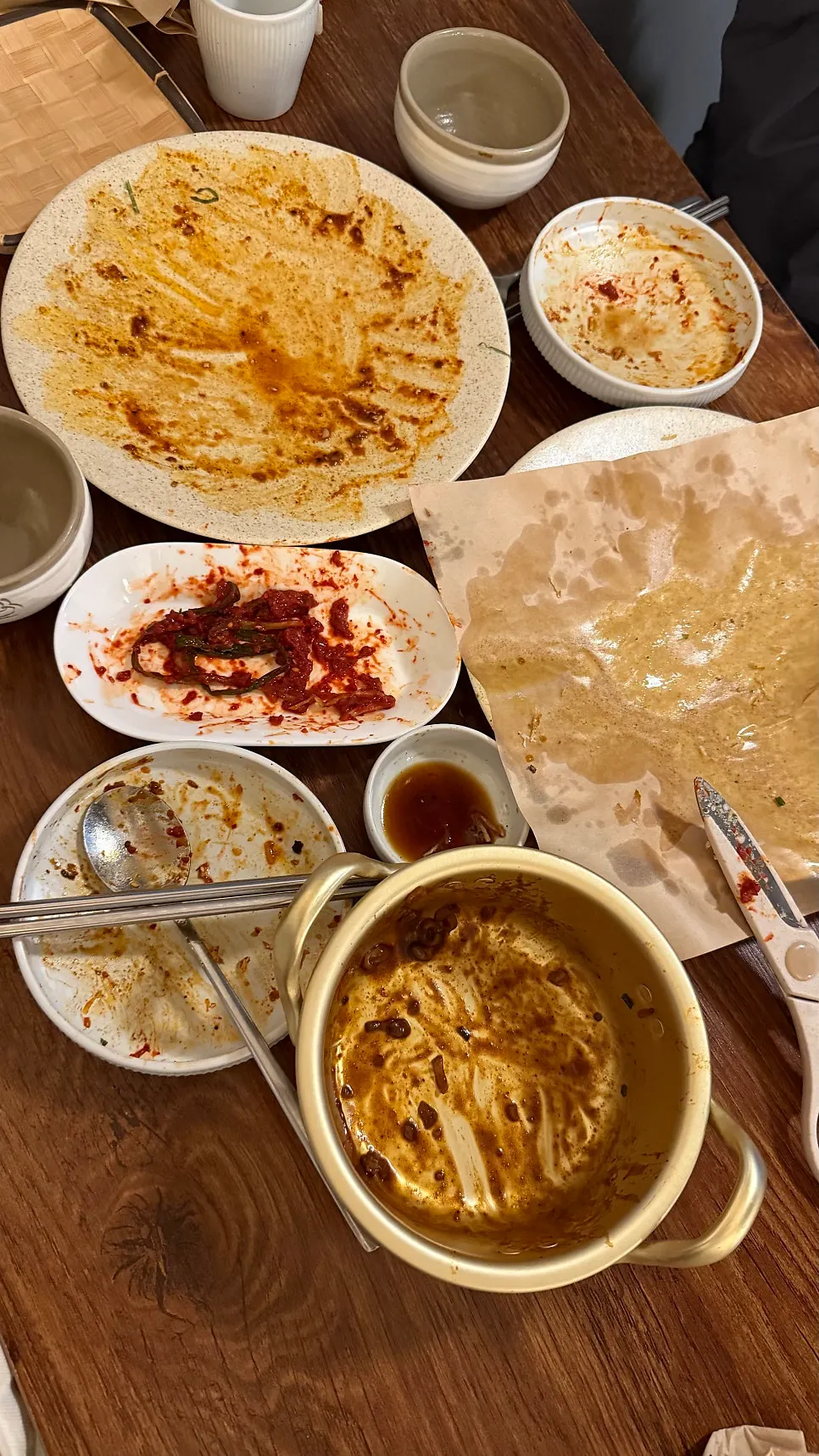 싹 비운 접시와 냄비