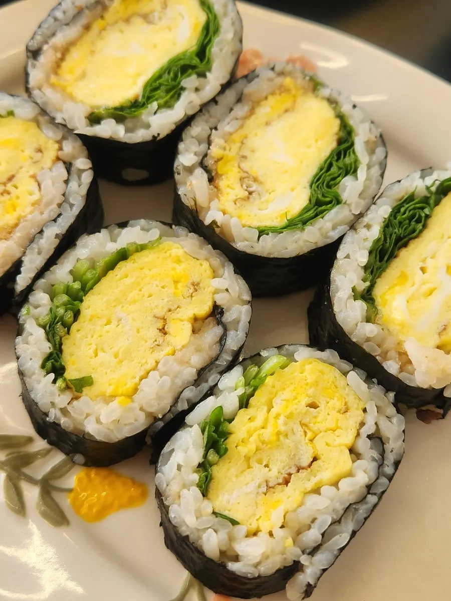 계란과 루꼴라, 명란이 들어간 김밥 단면