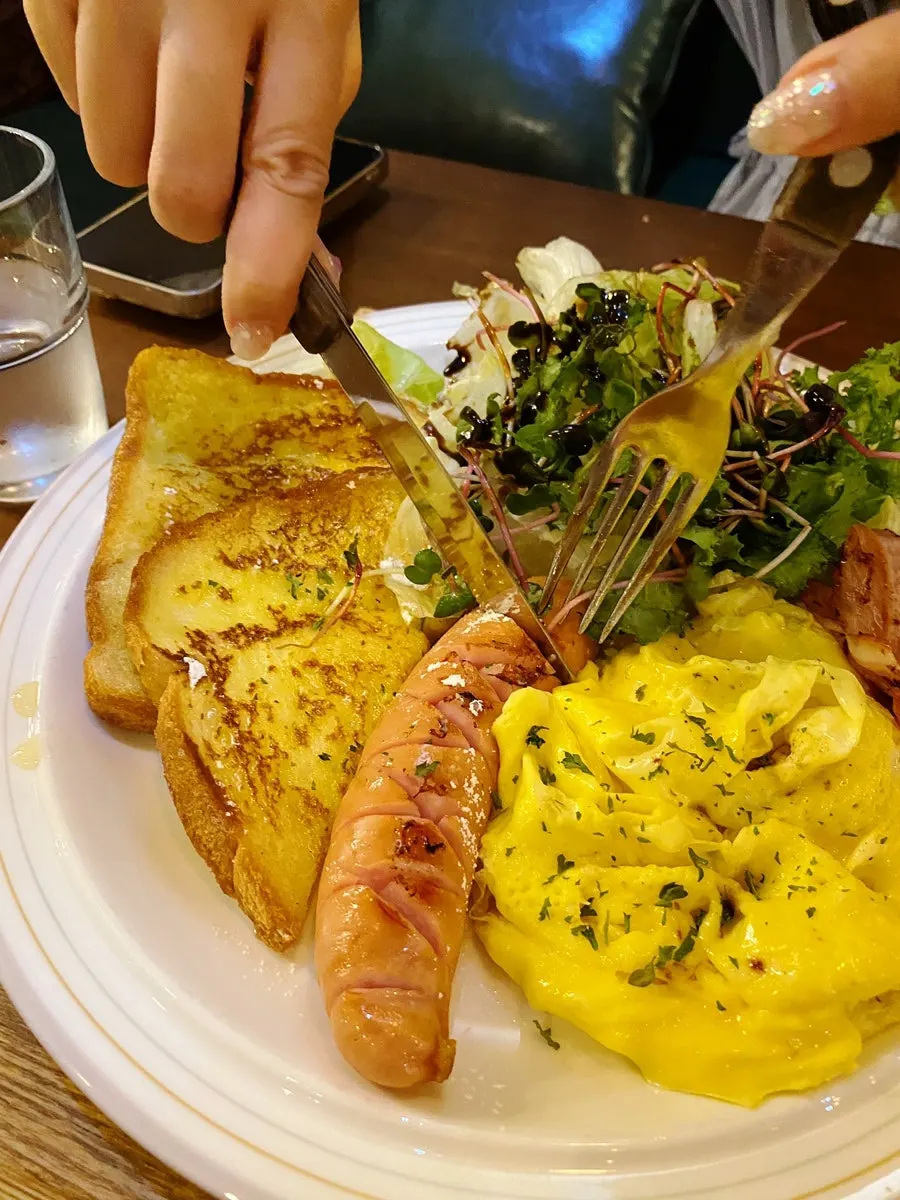 Table set with the ordered brunch dishes