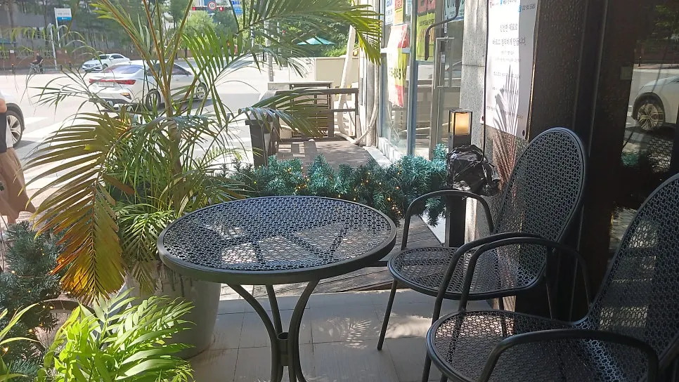 Outdoor seating at Like Like Ilsan Juyeop Branch