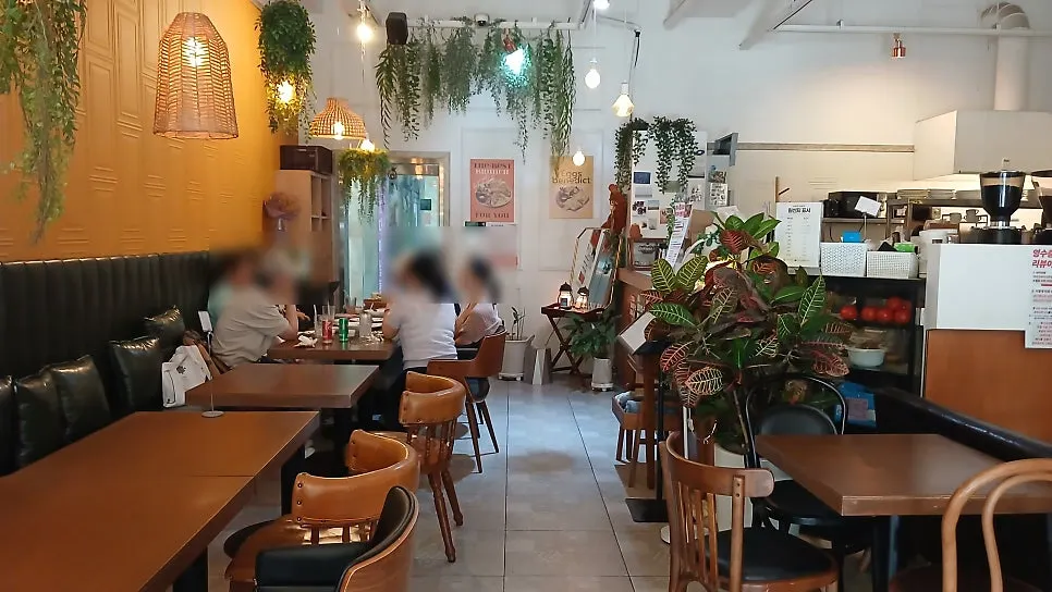 Compact interior of Like Like Ilsan Juyeop Branch
