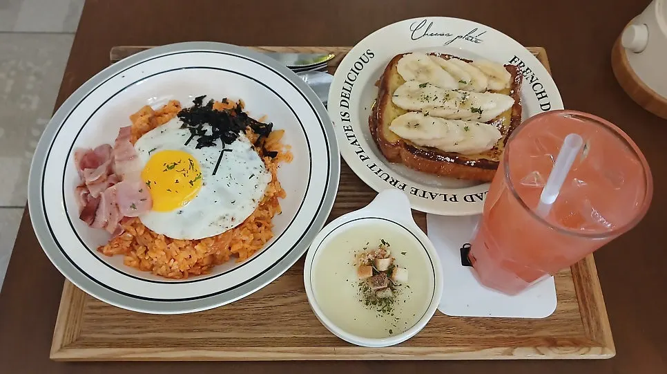 A full table with the pilaf set and French toast