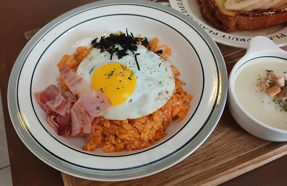 Kimchi bacon pilaf and the set items