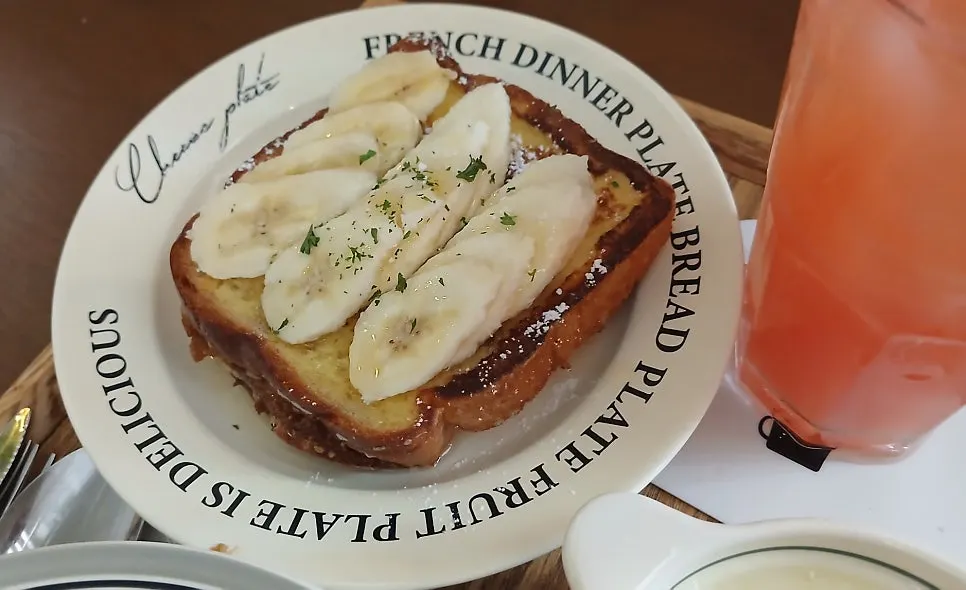 French toast with peanut spread and banana