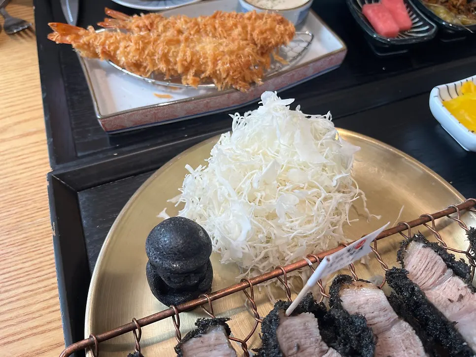 오징어먹물 빵가루 입힌 흑등심 카츠 단면