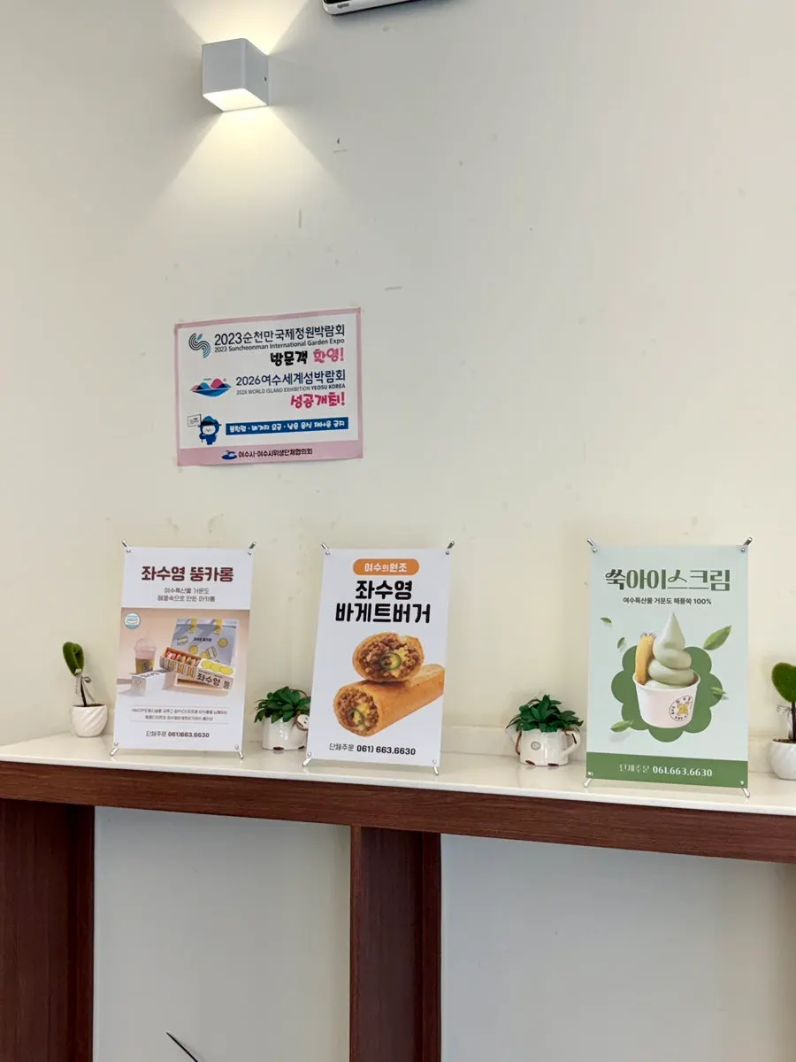 노란 포인트 체어와 원목 인테리어의 매장 좌석