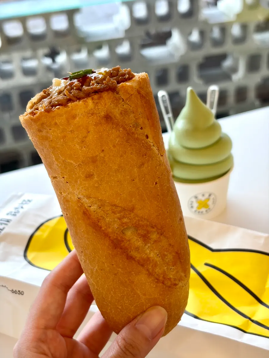 유산지에 싸인 큼직한 좌수영 바게트버거