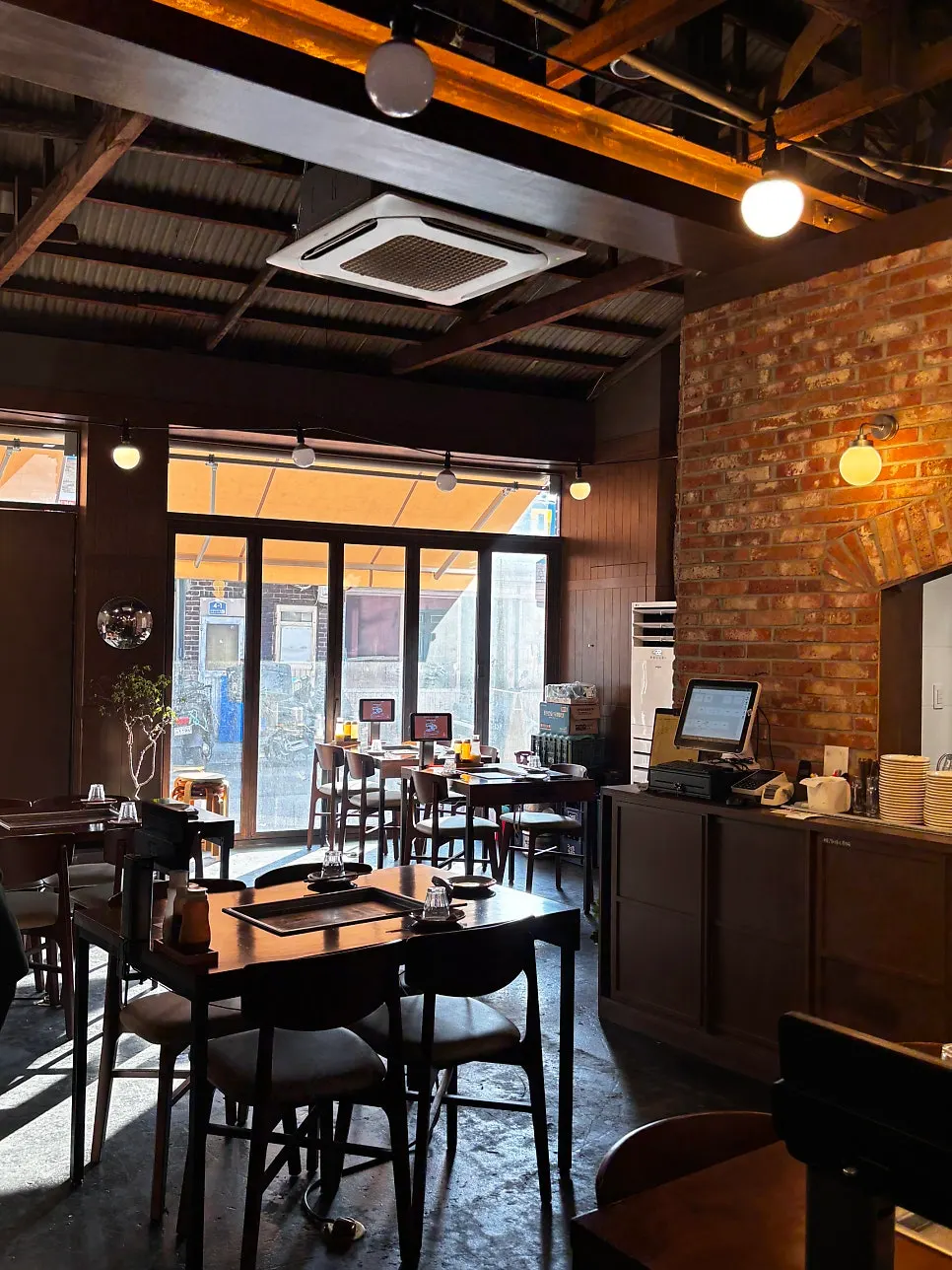 Jojo Mullae Branch's menu visible from outside