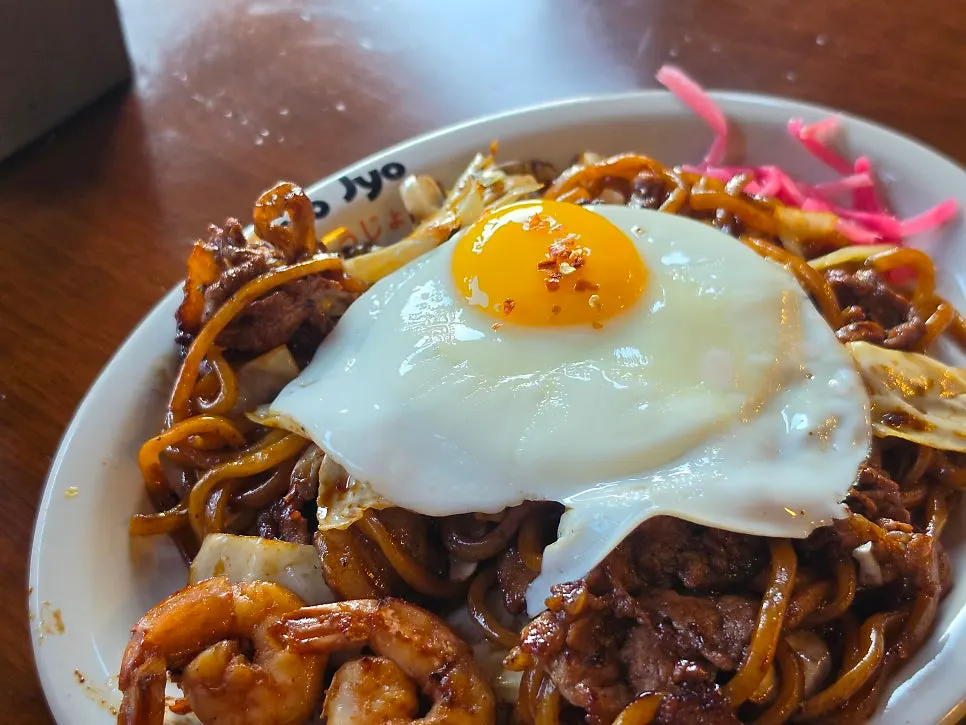 반숙 계란후라이와 새우가 올라간 카라이 야끼소바