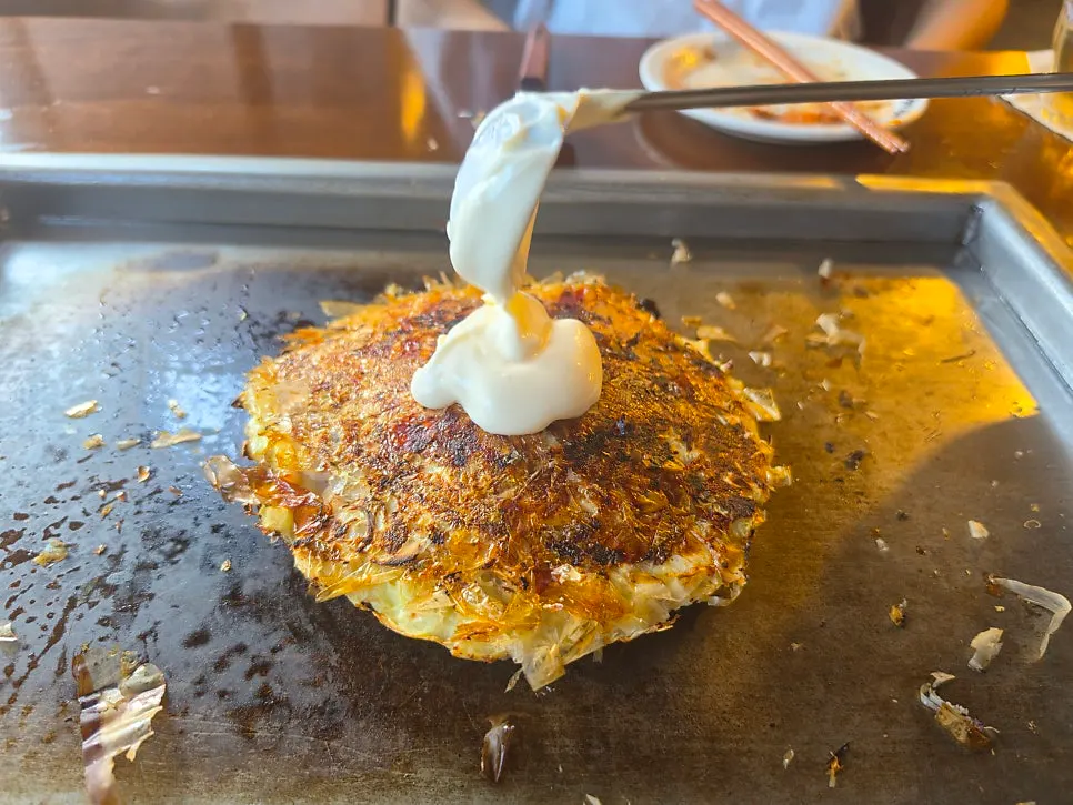 마요네즈와 브라운 소스로 회오리 마블링을 그린 오코노미야끼
