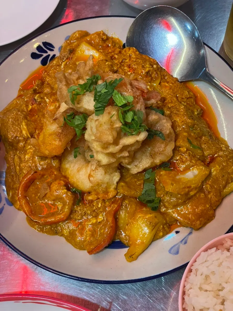소스에 찍은 소고기 한 점
