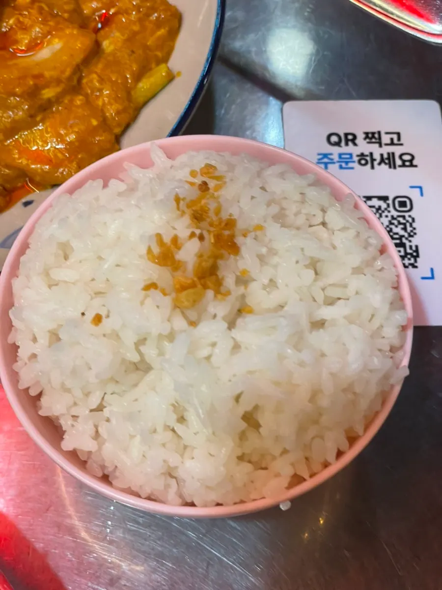 새우튀김이 올라간 까이9 꿍팟퐁커리