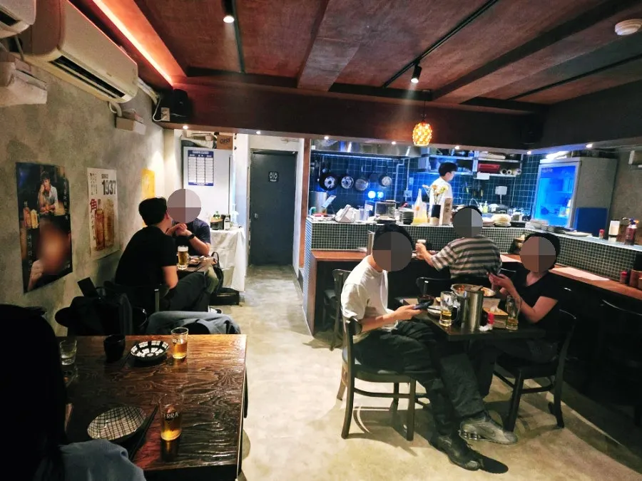 카켄 오픈 주방과 바 좌석 내부