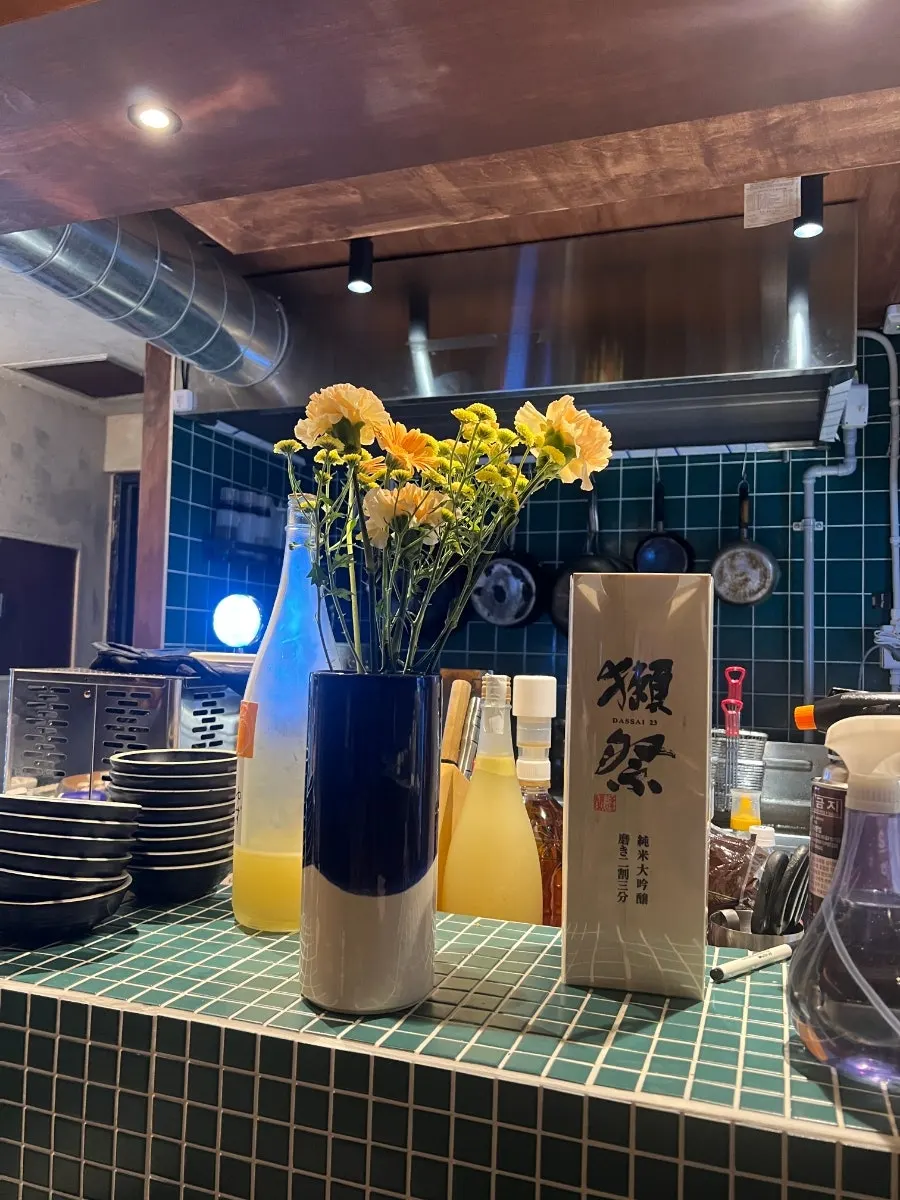 카켄 테이블에 놓인 메뉴 안내