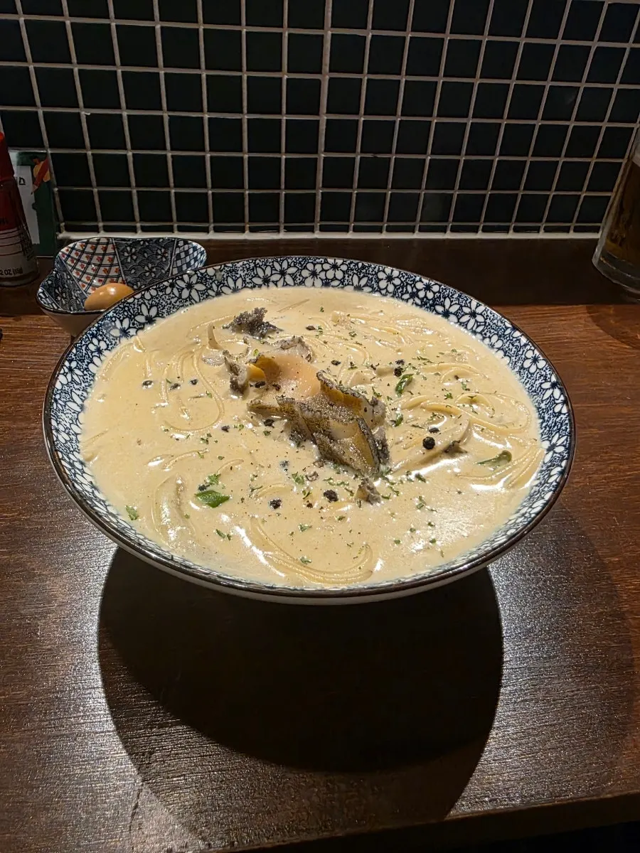 큼직한 전복이 올라간 전복내장파스타
