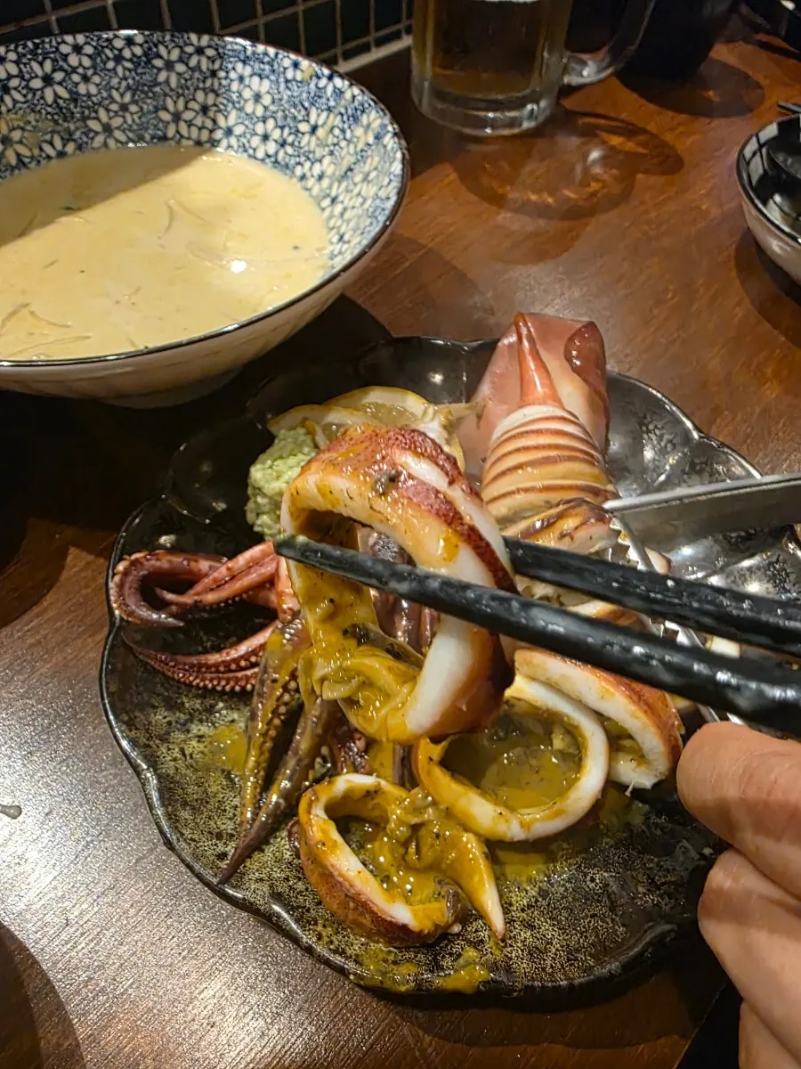 다리까지 통째로 나온 통오징어찜