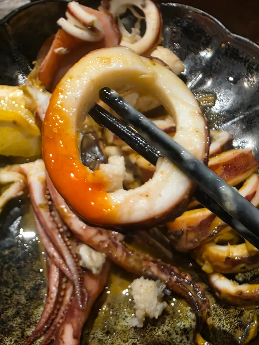 잘라낸 통오징어찜 단면과 내장