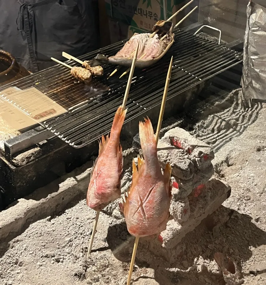 카켄 테이블에 차려진 해산물 안주