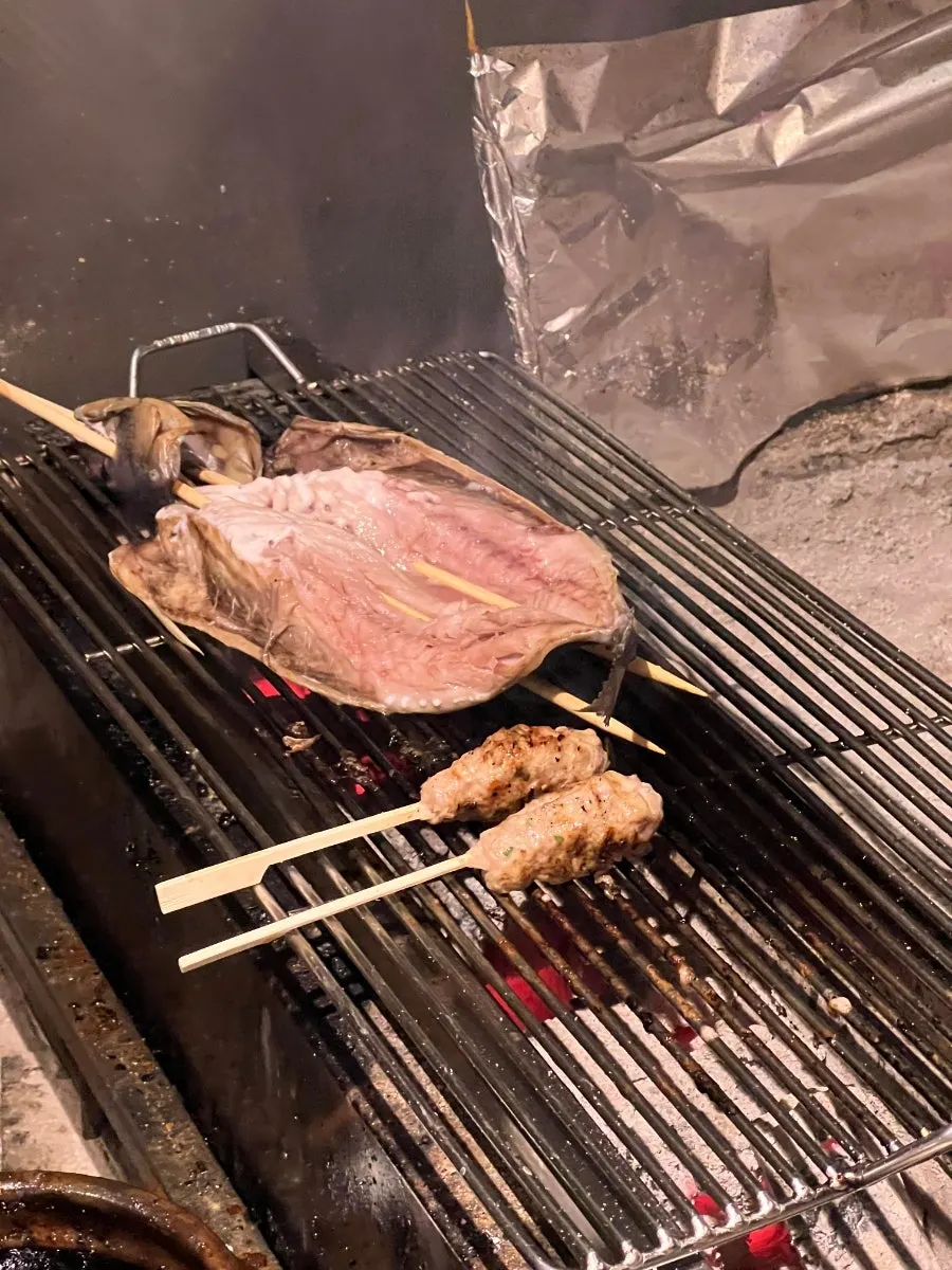 오픈 주방에서 생선이 구워지는 모습