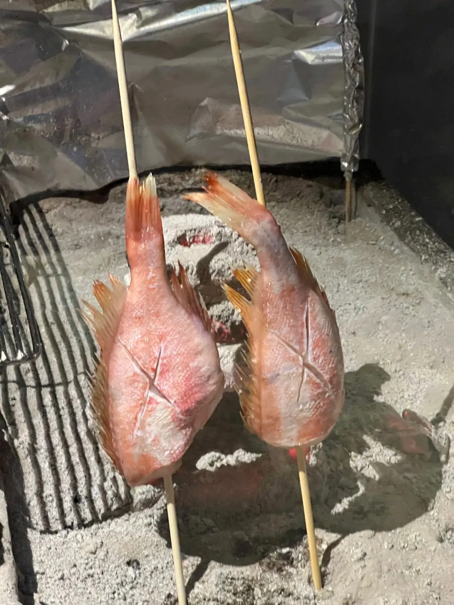 불 위에서 노릇하게 구워지는 볼락