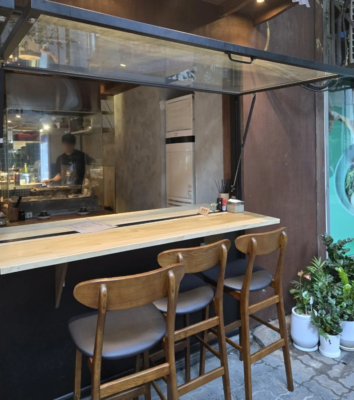 Kaken window seats with an outdoor-bar feel