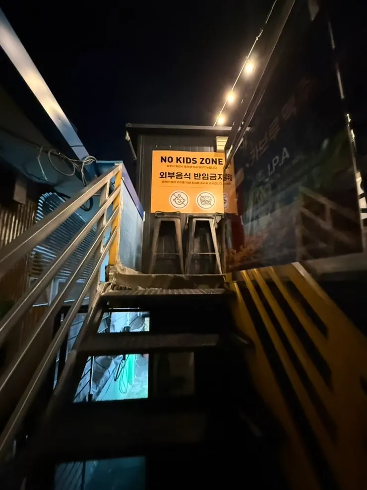 4층 루프탑으로 향하는 계단