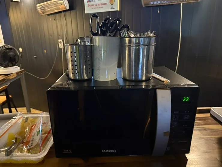 루프탑 테이블에 차려진 분식 안주와 맥주